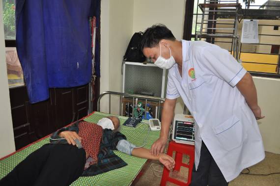 Đoàn y tế lưu động của Sở Y tế tỉnh tăng cường hỗ trợ điểm tiêm vắc xin COVID-19 tại xã Kim Mỹ