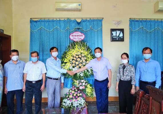 Lãnh đạo huyện thăm, chúc mừng doanh nghiệp, doanh nhân nhân dịp ngày Doanh nhân Việt Nam