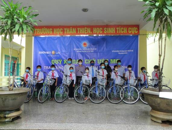 Quỹ “Xe đạp chở ước mơ” – trao tặng xe đạp cho học sinh  Trường tiểu học Kim Định