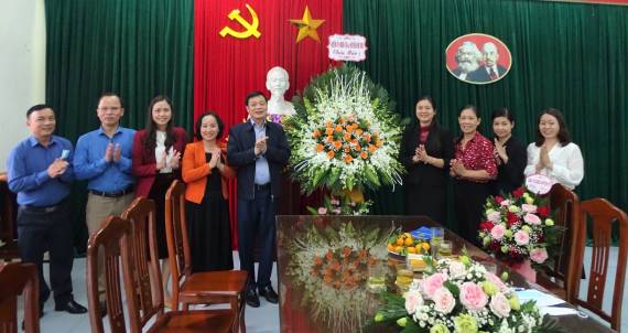 Lãnh đạo huyện Kim Sơn tổ chức thăm tặng quà các cơ sở giáo dục,  các Nhà giáo tiêu biểu nhân dịp ngày Nhà giáo Việt Nam 20/11