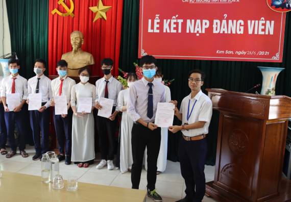 31 học sinh THPT được kết nạp vào đảng