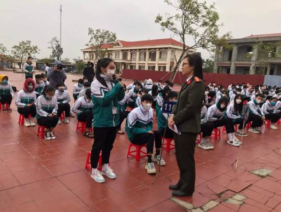 Hơn 1.000 cán bộ, giáo viên, học sinh Trường THPT Kim Sơn C được tuyên truyền pháp luật