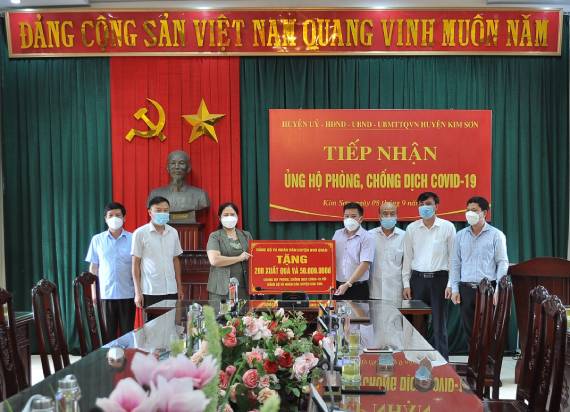 Tiếp nhận quà của Đảng bộ và nhân dân huyện Nho Quan