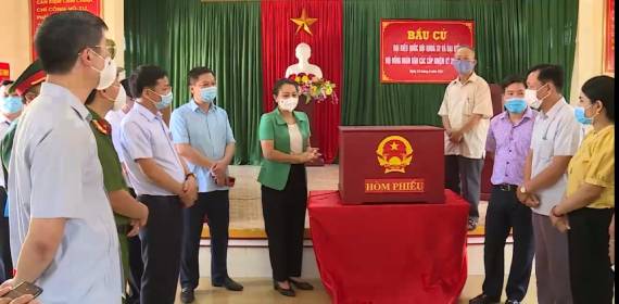 Đồng chí Bí thư Tỉnh ủy kiểm tra các khu vực bầu cử tại huyện Kim Sơn