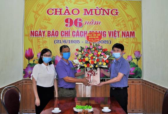 Lãnh đạo huyện thăm, chúc mừng TTVH thể thao và Truyền thanh huyện nhân kỷ niệm 96 năm ngày Báo chí Cách mạng Việt Nam 21/6