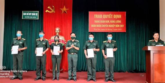 Ban CHQS huyện trao quyết định nâng lương, phong quân hàm cho 14 quân nhân chuyên nghiệp