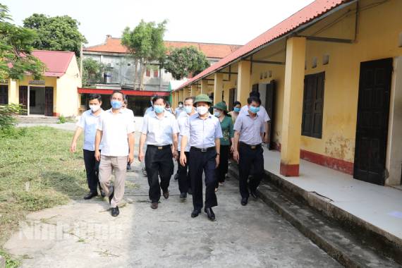 Đồng chí Chủ tịch UBND tỉnh kiểm tra công tác phòng, chống dịch COVID-19 tại huyện Kim Sơn và Yên Khánh