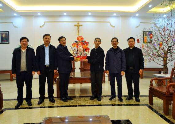 Các đồng chí lãnh đạo huyện thăm, tặng quà các tổ chức tôn giáo dịp tết Nguyên Đán Nhâm Dần