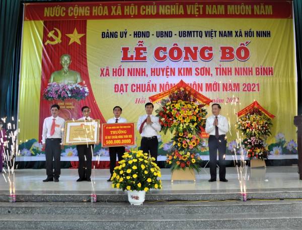 Xã Hồi Ninh đón bằng công nhận xã đạt chuẩn nông thôn mới