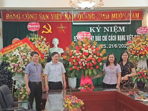 Các đồng chí lãnh đạo huyện Kim Sơn thăm, chúc mừng các cơ quan báo chí trên địa bàn tỉnh nhân ngày Báo chí Cách mạng Việt Nam 21.6