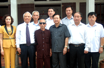 Phó Chủ tịch Quốc hội Uông Chu Lưu thăm, tặng quà tại Ninh Bình