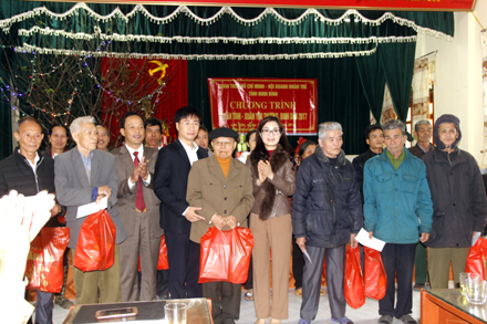 Tặng 80 suất quà Tết cho người nghèo huyện Nho Quan, Kim Sơn