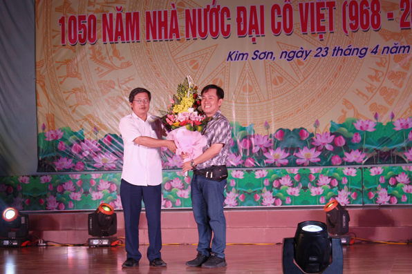 Đoàn cải lương Cao Văn Lầu - Tỉnh Bạc Liêu biểu diễn chào mừng 1050 nhà nước Đại Cồ Việt