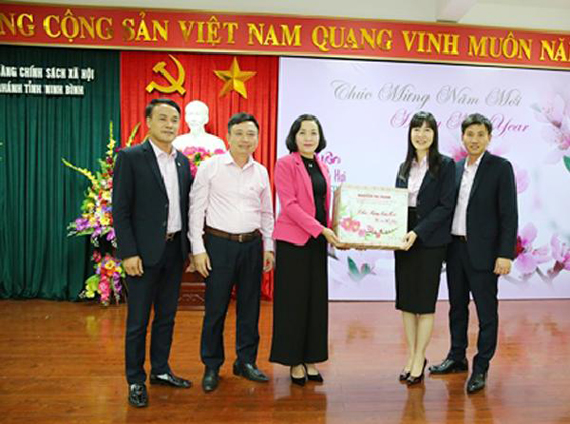 Lãnh đạo tỉnh thăm và chúc tết CBVCLĐ Ngân hàng chính sách xã hội tỉnh Ninh Bình