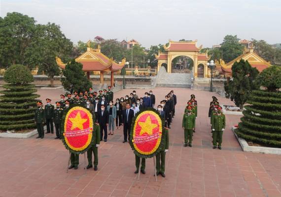 Viếng nghĩa trang liệt sỹ và mộ cố Chủ tịch nước Trần Đại Quang