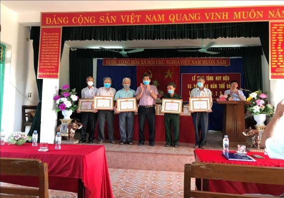 Đảng ủy xã Lai Thành tổ chức Lễ trao tặng Huy hiệu Đảng