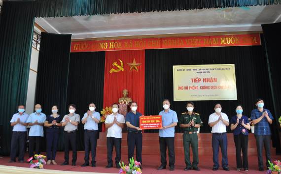 Tiếp nhận quà ủng hộ của Đảng bộ và nhân dân huyện Yên Khánh