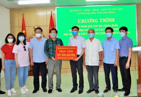 Tiếp nhận quà của Hội doanh nhân đồng hương Kim Sơn tại các tỉnh, thành phố ủng hộ huyện phòng, chống dịch COVID-19