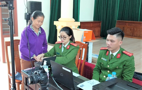 Công an Kim Sơn đẩy mạnh việc cấp CCCD cho người dân