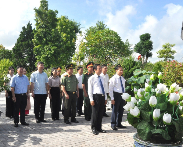 Lễ viếng, đặt vòng hoa tại nghĩa trang liệt sỹ huyện; dâng hương tại Đền thờ Nguyễn Công Trứ và Phần mộ cố Chủ tịch nước Trần Đại Quang