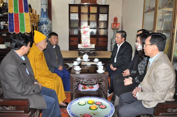 Đồng chí Đinh Việt Dũng – Bí thư Huyện ủy thăm, chúc mừng các cơ sở tôn giáo nhân dịp Tết Nguyên đán
