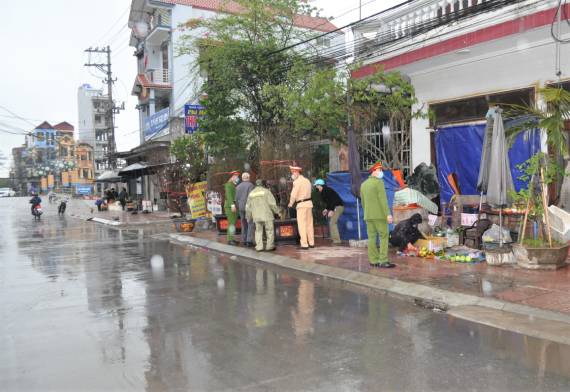 Thị trấn Phát Diệm, xã Lai Thành ra quân giải tỏa hành lang ATGT