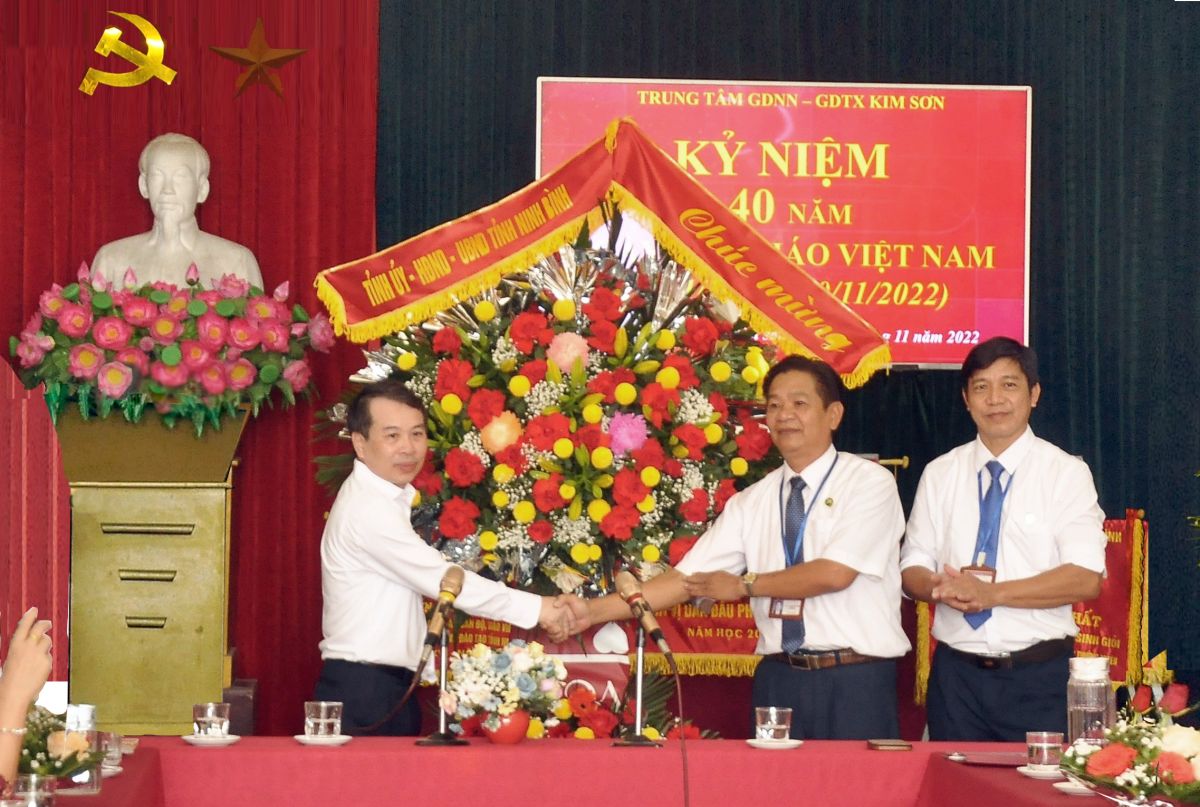 Thăm, chúc mừng các thầy, cô giáoTrung tâm Giáo dục nghề nghiệp-Giáo dục thường xuyên huyện nhân kỷ niệm 40 năm ngày Nhà giáo Việt Nam