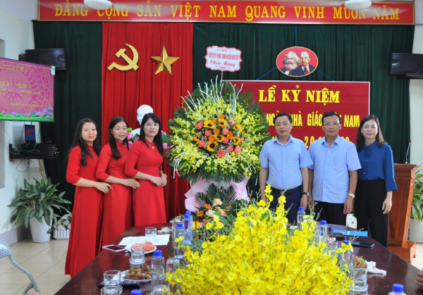 Thăm, chúc mừng các cơ sở giáo dục và Nhà giáo Nhân dịp kỷ niệm 40 năm ngày Nhà giáo Việt Nam