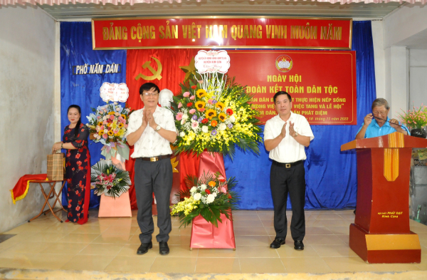 Các đồng chí lãnh đạo huyện Kim Sơn dự và chung vui ngày hội Đại đoàn kết toàn dân tộc tại các khu dân cư