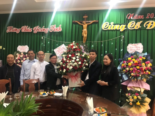 Nhân dịp đón mừng Lễ Giáng sinh năm 2022, Từ ngày 19/12 đến ngày 21/12/2022, Ban Thường trực Ủy ban MTTQVN huyện Kim Sơn tổ chức đoàn đến thăm và chúc mừng các vị linh mục, nữ tu tại các cơ sở tôn giáo trên địa bàn huyện.