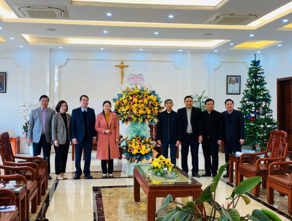 Đồng chí Phó Chủ tịch Trung ương Hội LHPN Việt Nam thăm, chúc mừng Tòa Giám mục Phát Diệm nhân dịp Lễ Giáng sinh