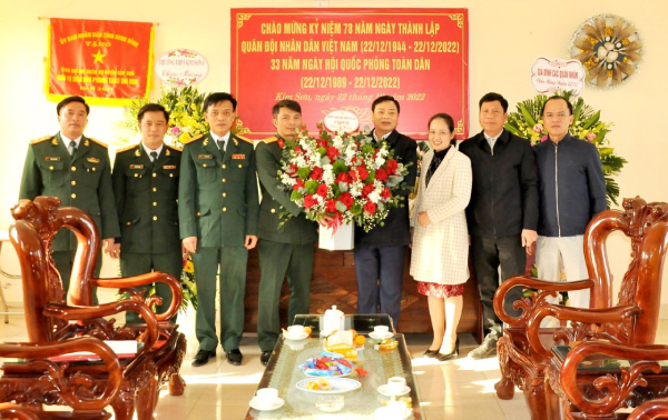 Các đồng chí lãnh đạo huyện thăm, chúc mừng các đơn vị Quân đội nhân ngày 22/12.