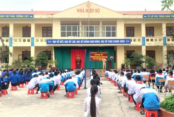 Công an Kim Sơn đẩy mạnh tuyên truyền pháp luật cho học sinh