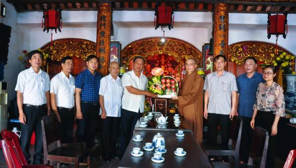 Đoàn lãnh đạo Huyện ủy, HĐND, UBND, UBMTTQVN huyện thăm chúc mừng Đại lễ Phật đản 2022 - Phật lịch 2566