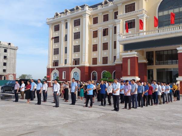 UBND huyện Kim Sơn tổ chức sinh hoạt chính trị dưới nghi thức chào cờ đầu tuần tháng 7