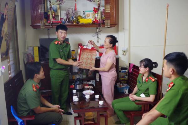 Đoàn TN Công an Kim Sơn thăm, tặng quà các gia đình chính sách nhân dịp 27.7