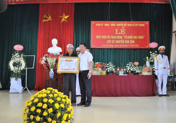 Lễ trao bằng “Tổ quốc ghi công” cho liệt sĩ Nguyễn Văn Tâm