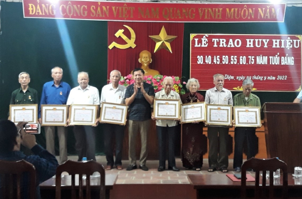 Huyện Kim Sơn có 131 đảng viên được trao tặng huy hiệu đảng đợt 02.9