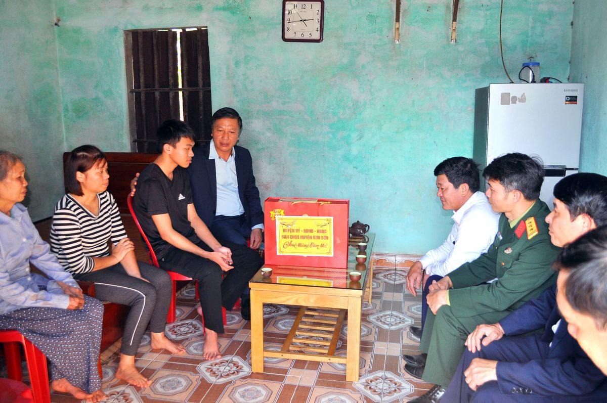 Đồng chí Đinh Việt Dũng – Bí thư Huyện uỷ thăm, tặng quà các gia đình tân binh có hoàn cảnh khó khăn