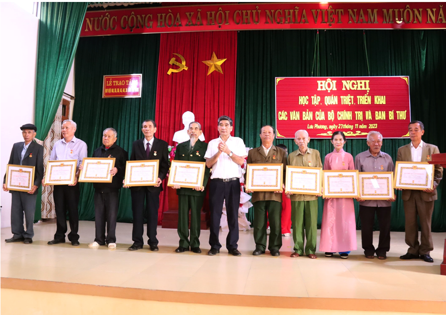 Đảng bộ xã Lưu Phương tổ chức lễ trao huy hiệu Đảng và hội nghị triển khai, thực hiện các văn bản của Bộ Chính trị, Ban Bí thư