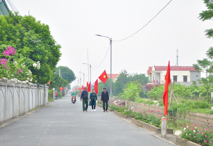 Nhân dân phấn khởi hướng về sự kiện Lễ công bố huyện Kim Sơn đạt chuẩn nông thôn mới năm 2022