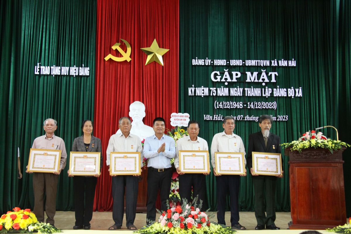 Văn Hải tổ chức Lễ trao tặng huy hiệu Đảng và gặp mặt kỷ niệm 75 năm Ngày thành lập Đảng bộ xã