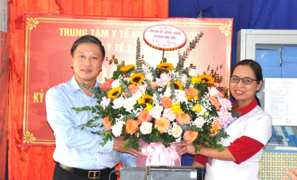Đồng chí Bí thư huyện ủy thăm các đơn vị y tế nhân ngày Thầy thuốc Việt Nam