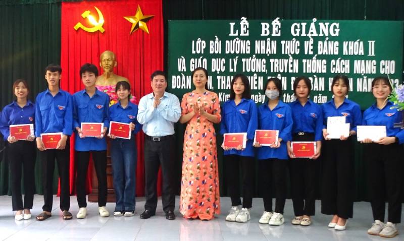 Kim Sơn bế giảng lớp bồi dưỡng nhận thức về Đảng cho đoàn viên ưu tú