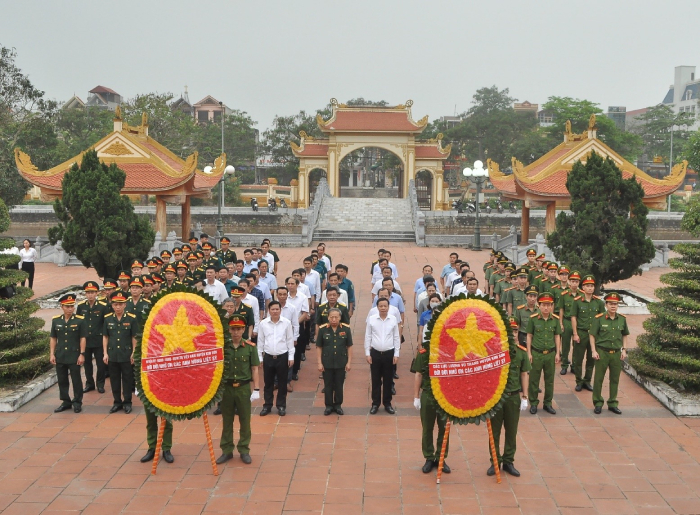 Lễ viếng các liệt sĩ tại Nghĩa trang Liệt sĩ huyện nhân dịp kỷ niệm 75 năm ngày truyền thống lực lượng vũ trang huyện Kim Sơn