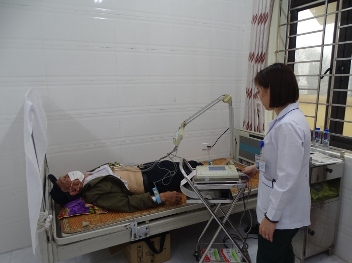 Bệnh viện Quân Y 5 tổ chức khám, tư vấn, cấp thuốc miễn phí cho 300 đối tượng chính sách tại xã Hồi Ninh