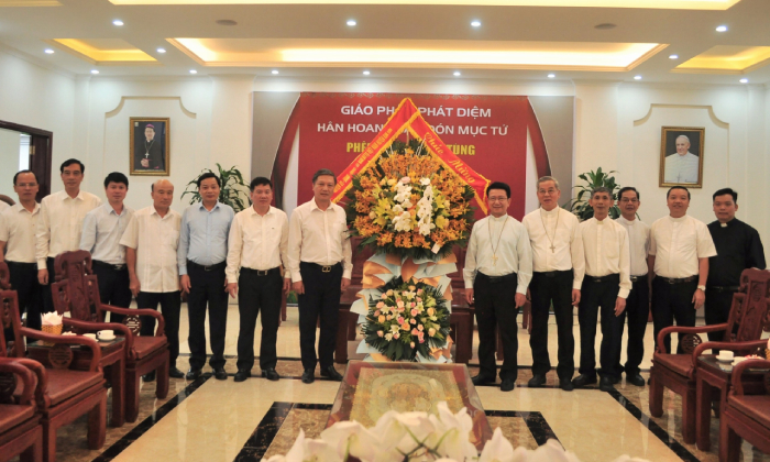 Đoàn đại biểu lãnh đạo huyện thăm, chúc mừng Tòa Giám mục Phát Diệm
