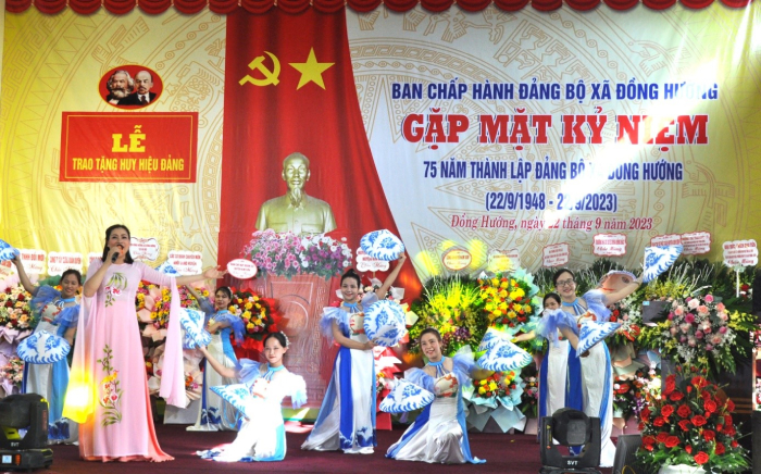 Đảng bộ xã Đồng Hướng gặp mặt Kỷ niệm 75 năm thành lập Đảng bộ và trao tặng Huy hiệu Đảng
