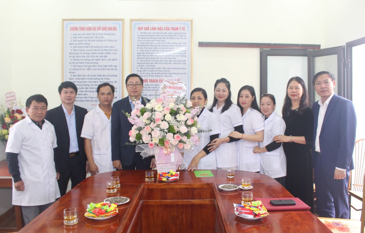 Đồng chí Bí thư Huyện ủy thăm và chúc mừng các đơn vị y tế nhân ngày Thầy thuốc Việt Nam