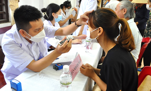 Người cao tuổi, người nghèo tại xã Văn Hải được khám bệnh và cấp phát thuốc miễn phí